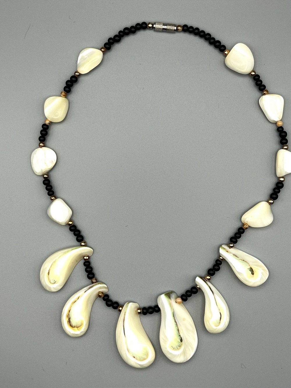 Vintage 1980s Hawaiian Conch Shell Choker Necklace Black Beaded Statement Boho